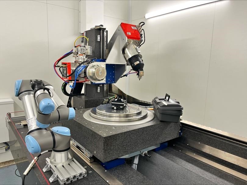 Chercheurs du Helmholtz-Zentrum Berlin travaillant sur un tomographe RX Solutions 