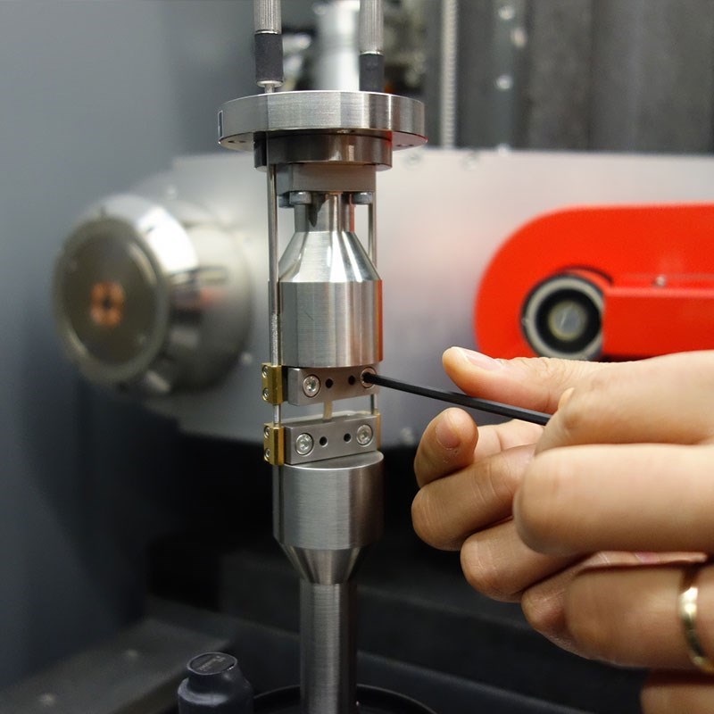 Exp&eacute;riences In-situVotre tomographe est une plateforme ouverte &agrave; l'innovation exp&eacute;rimentale, permettant l'int&eacute;gration de dispositifs in-situ (temp&eacute;rature, traction, compression, charge/d&eacute;charge, etc.) pour explorer les ph&eacute;nom&egrave;nes directement pendant l'exp&eacute;rience.